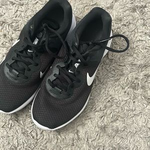 woman’s nike shoes size:7.5, never worn